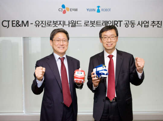 김성수 CJ E&M 대표(왼쪽)와 신경철 유진로봇 대표가 캐릭터 완구시장 공략 사업을 공동 추진키로 하고 CJ E&M의 애니메이션 '로봇트레인RT' 캐릭터인 '기차 변신로봇'을 들고 기념촬영을 하고 있다. 유진로봇 제공
